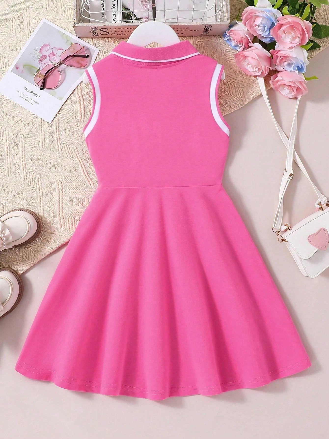 Prenda rosa fucsia vestido para bebe con cuello polo vista trasera
