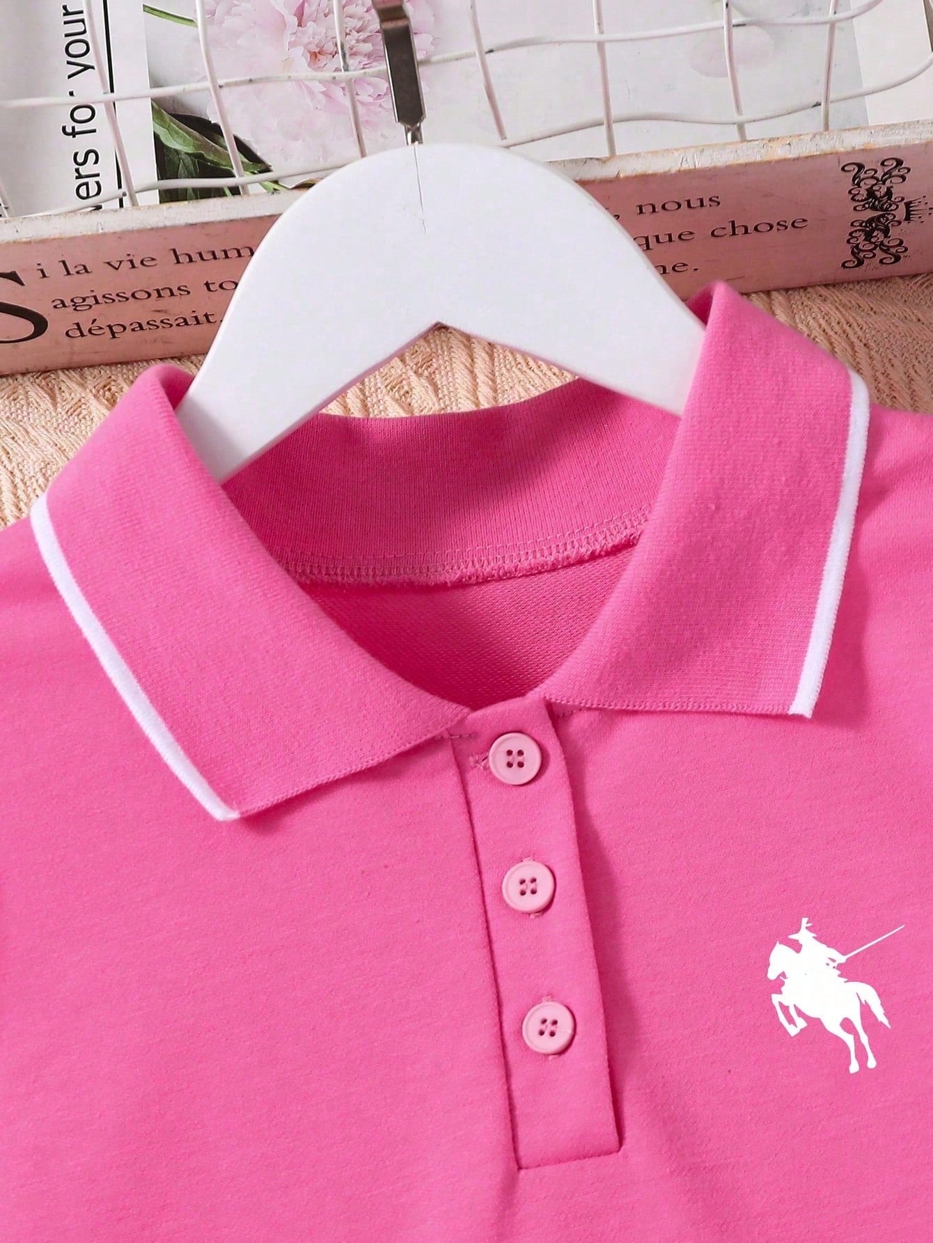 Prenda rosa fucsia vestido para bebe detalle de cuello y botones