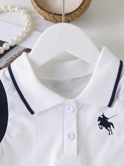 Prenda blanco y azul marino conjunto para bebe detalle de cuello polo y botones