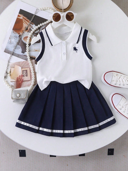 Prenda blanco y azul marino conjunto para bebe con camisa polo y falda plisada vista frontal