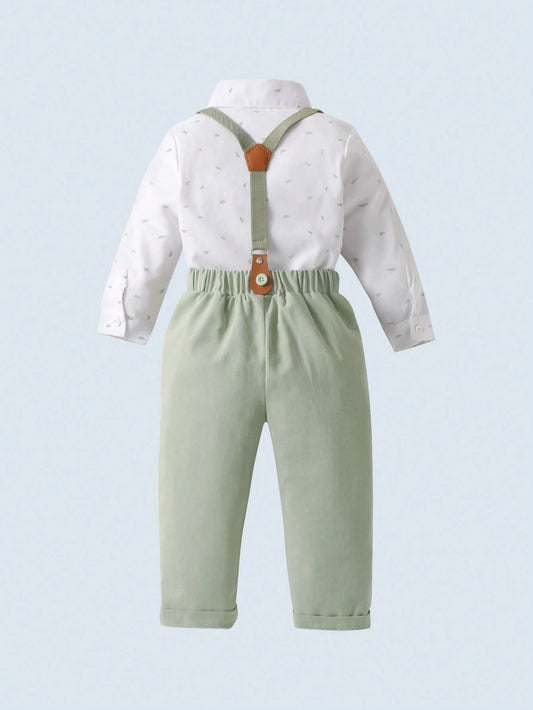 Conjunto formal verde salvia para bebé con tirantes en Y, vista posterior.