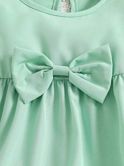 Prenda verde menta vestido para bebe detalle del lazo delantero