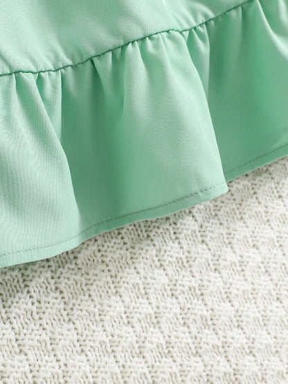 Prenda verde menta vestido para bebe detalle del volante inferior