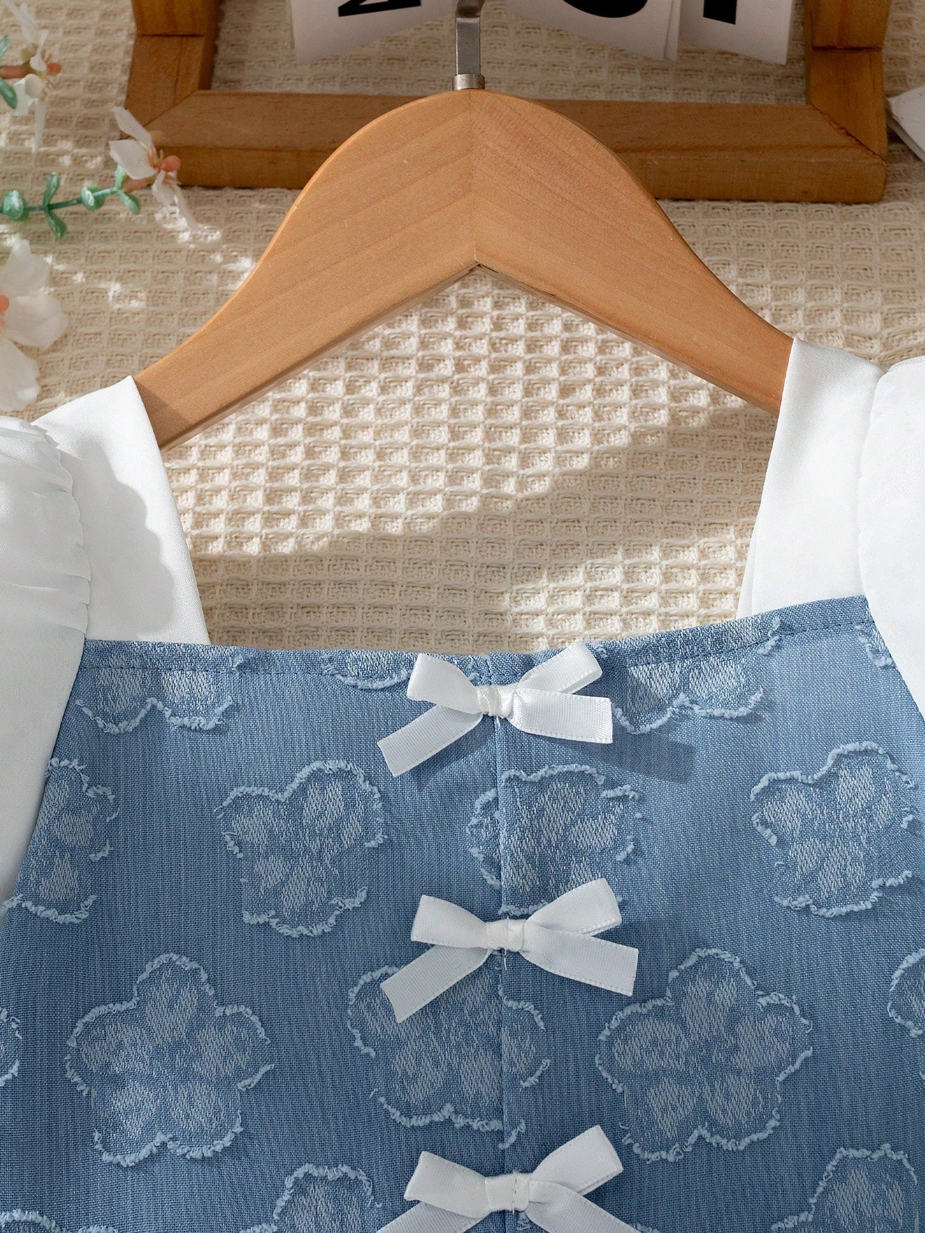 Prenda azul vestido para bebe detalle de lazos frontales y escote cuadrado