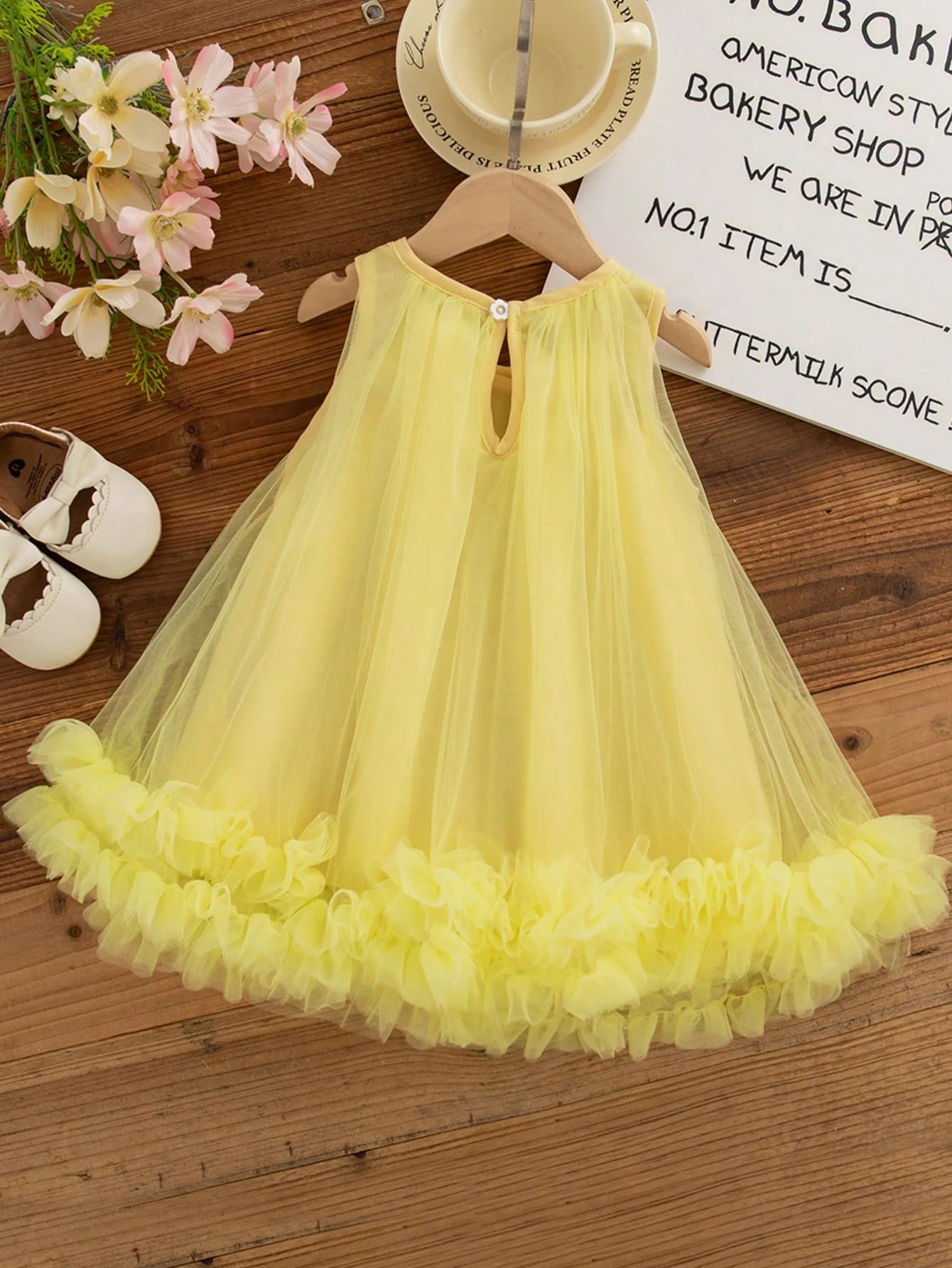 Prenda amarilla vestido de tul para bebe vista trasera con cierre y falda de volantes