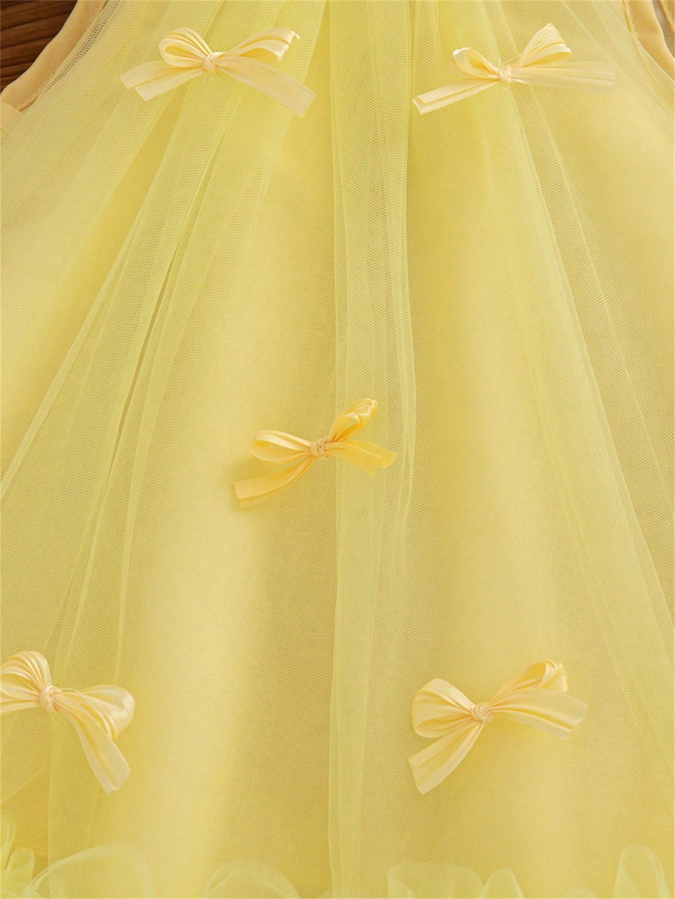 Prenda amarilla vestido de tul para bebe detalle de tul y lazos decorativos