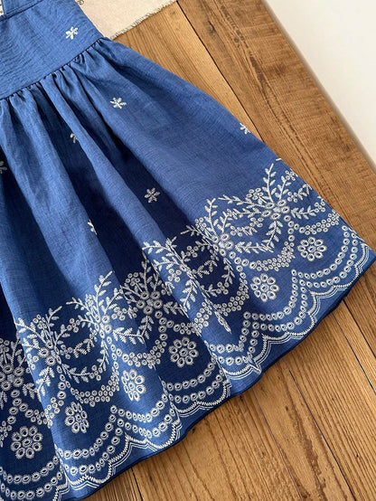 Prenda azul vestido para bebe detalle de acabado floral blanco en el bajo