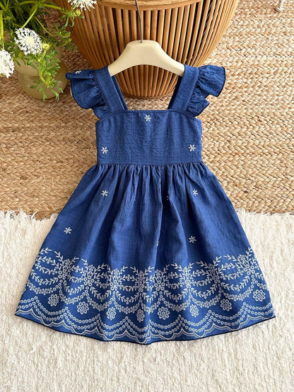Prenda azul vestido para bebe vista frontal con bordado floral blanco y volantes