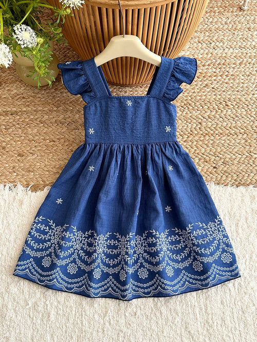 Prenda azul vestido para bebe vista frontal con bordado floral blanco y volantes