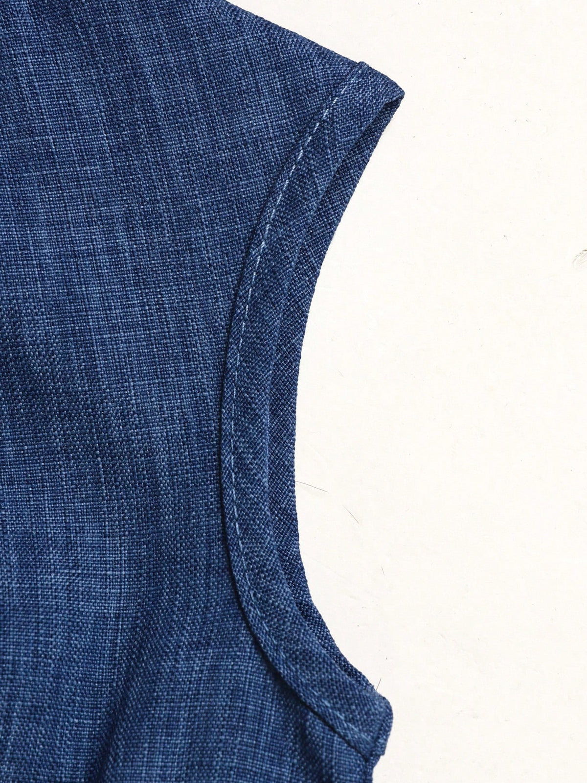 Prenda azul vestido para bebe detalle de acabado sin mangas