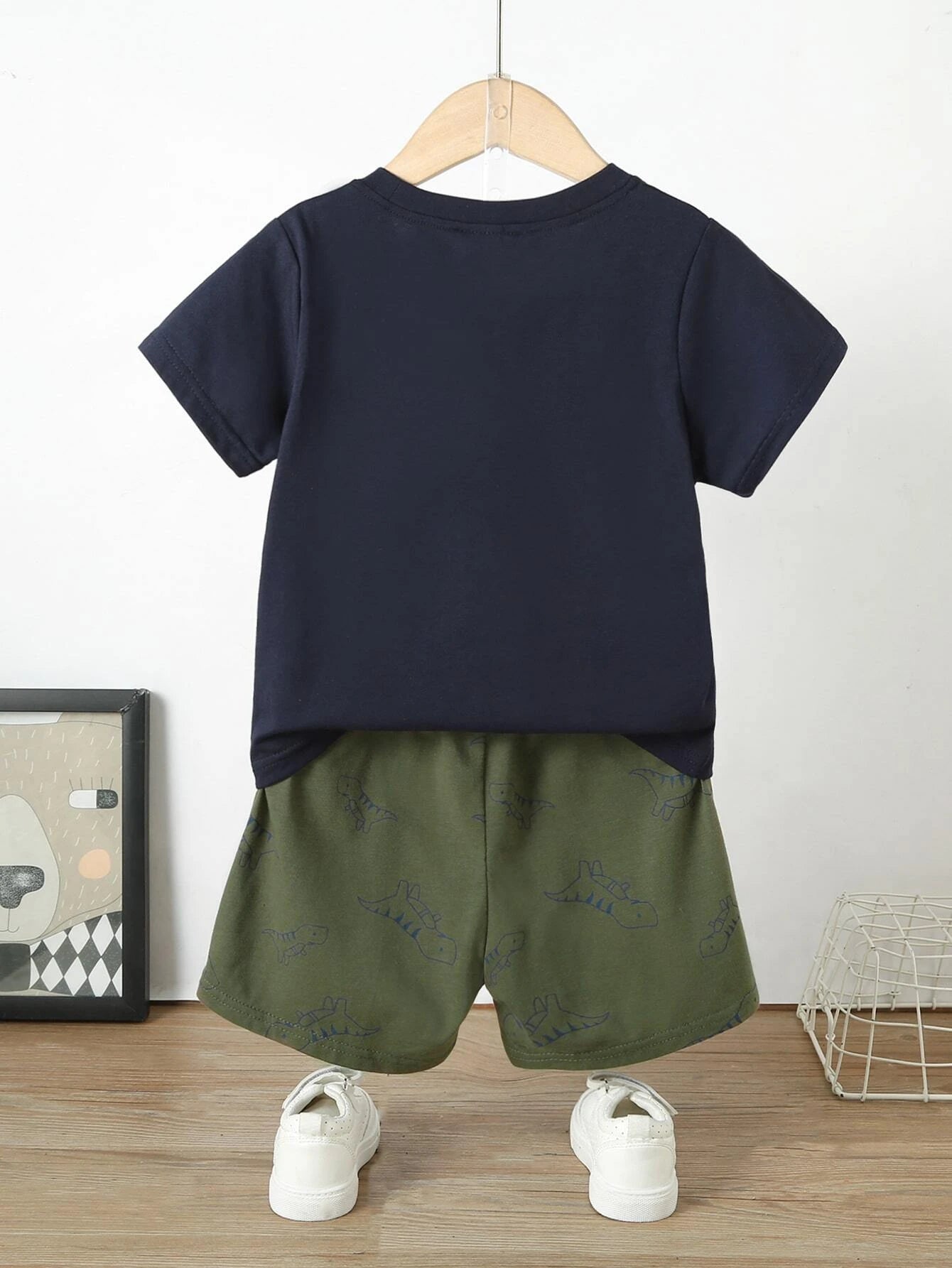 Conjunto Azul Marino de Camiseta Dinosaurio y Shorts para Niño