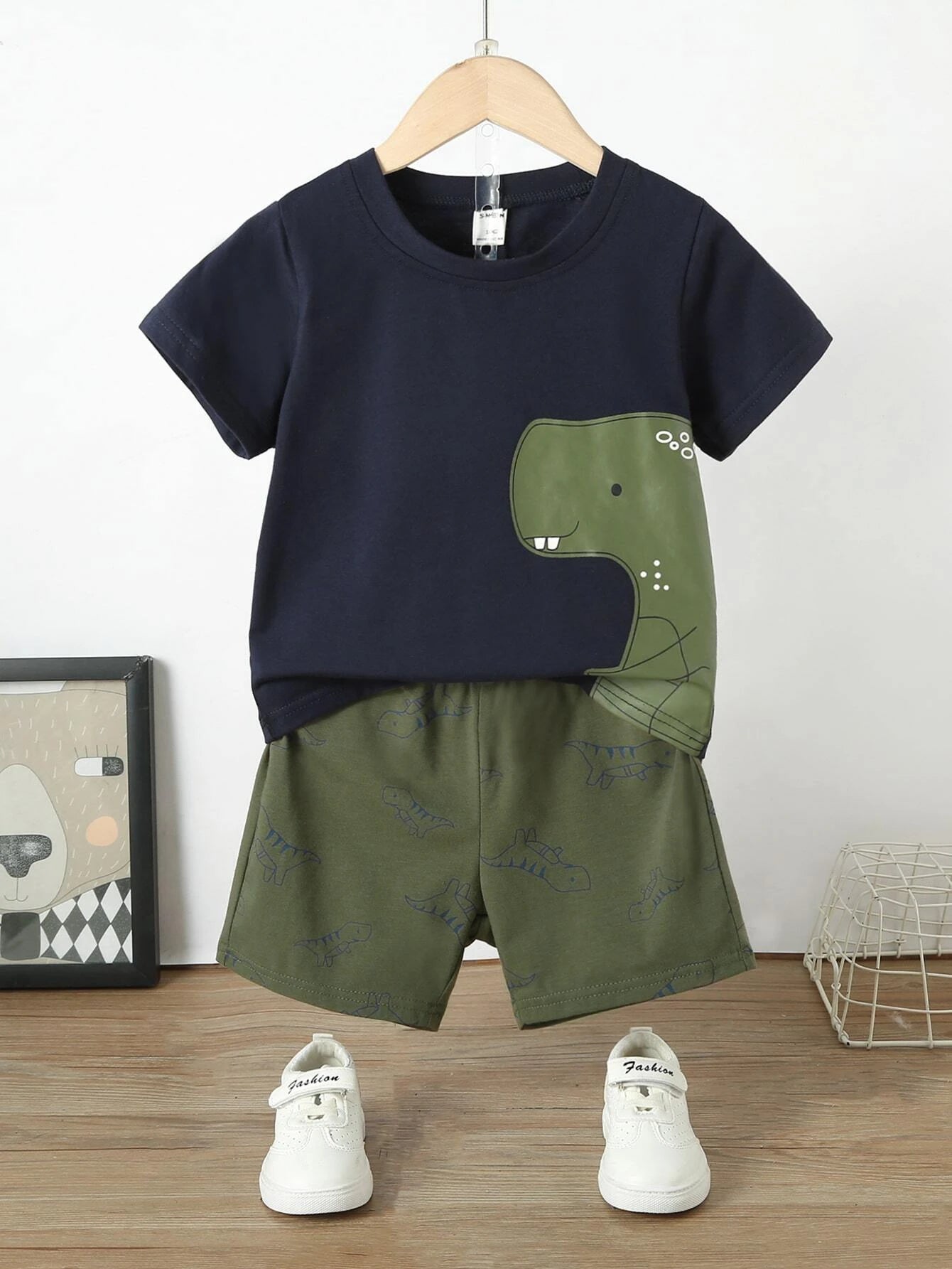 Conjunto Azul Marino de Camiseta Dinosaurio y Shorts para Niño