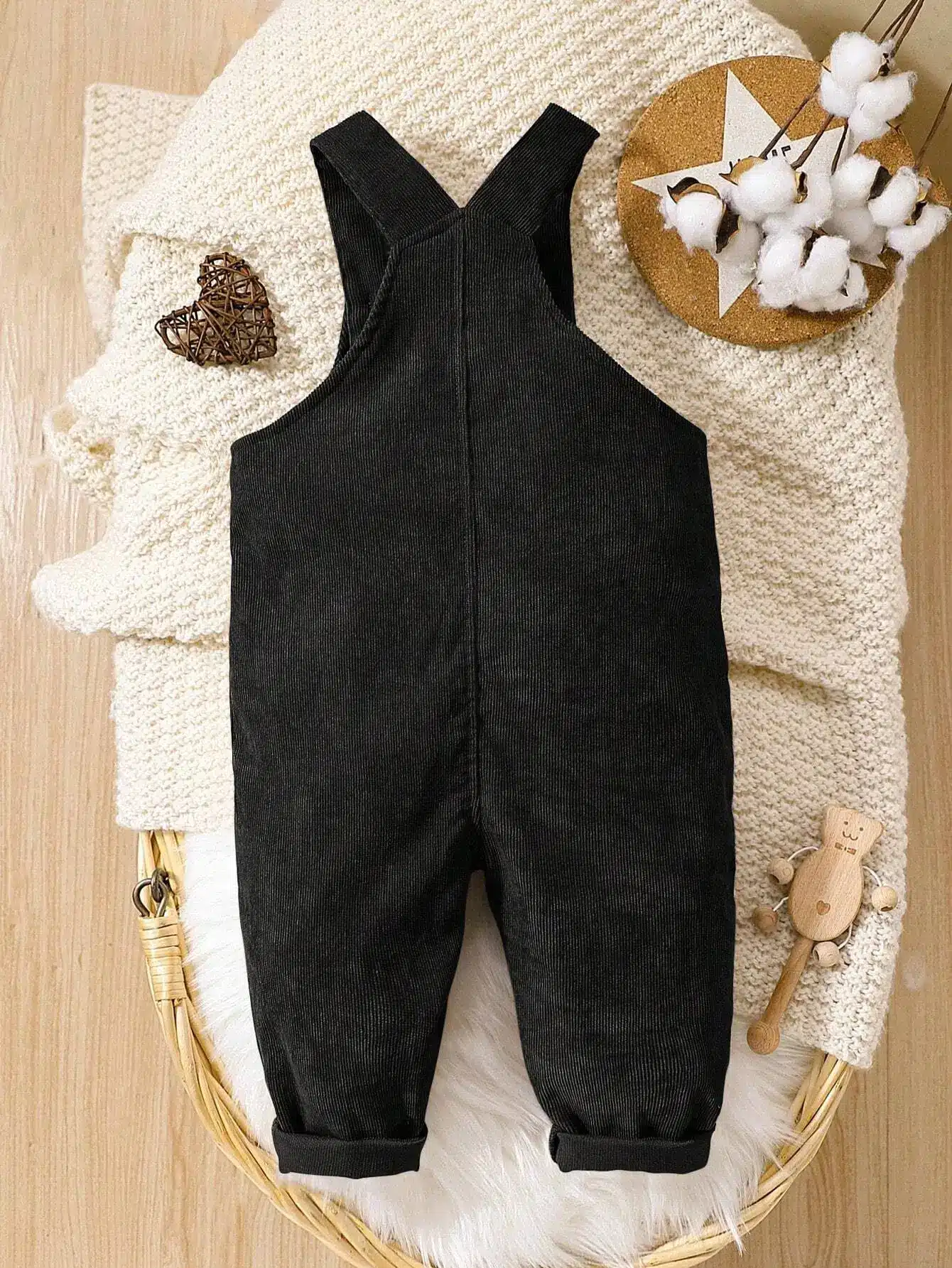 Overol negro para bebé con bolsillo y botones