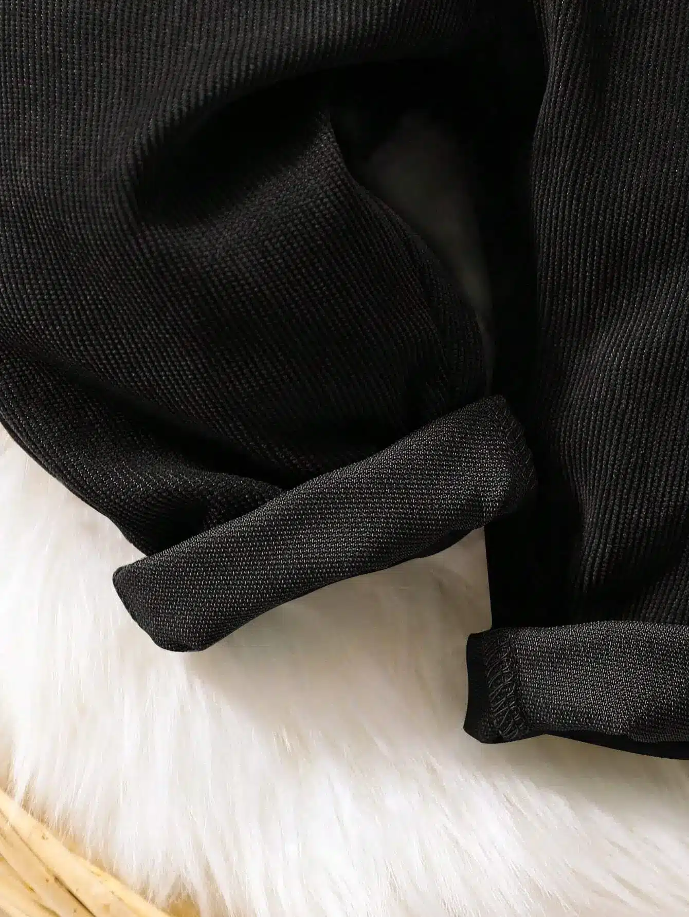 Overol negro para bebé con bolsillo y botones