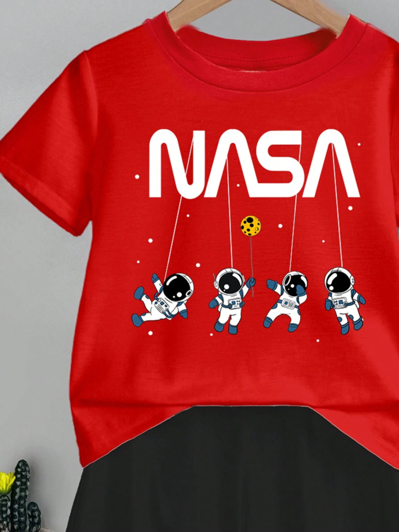 Conjunto rojo de astronauta con camiseta y shorts para bebé