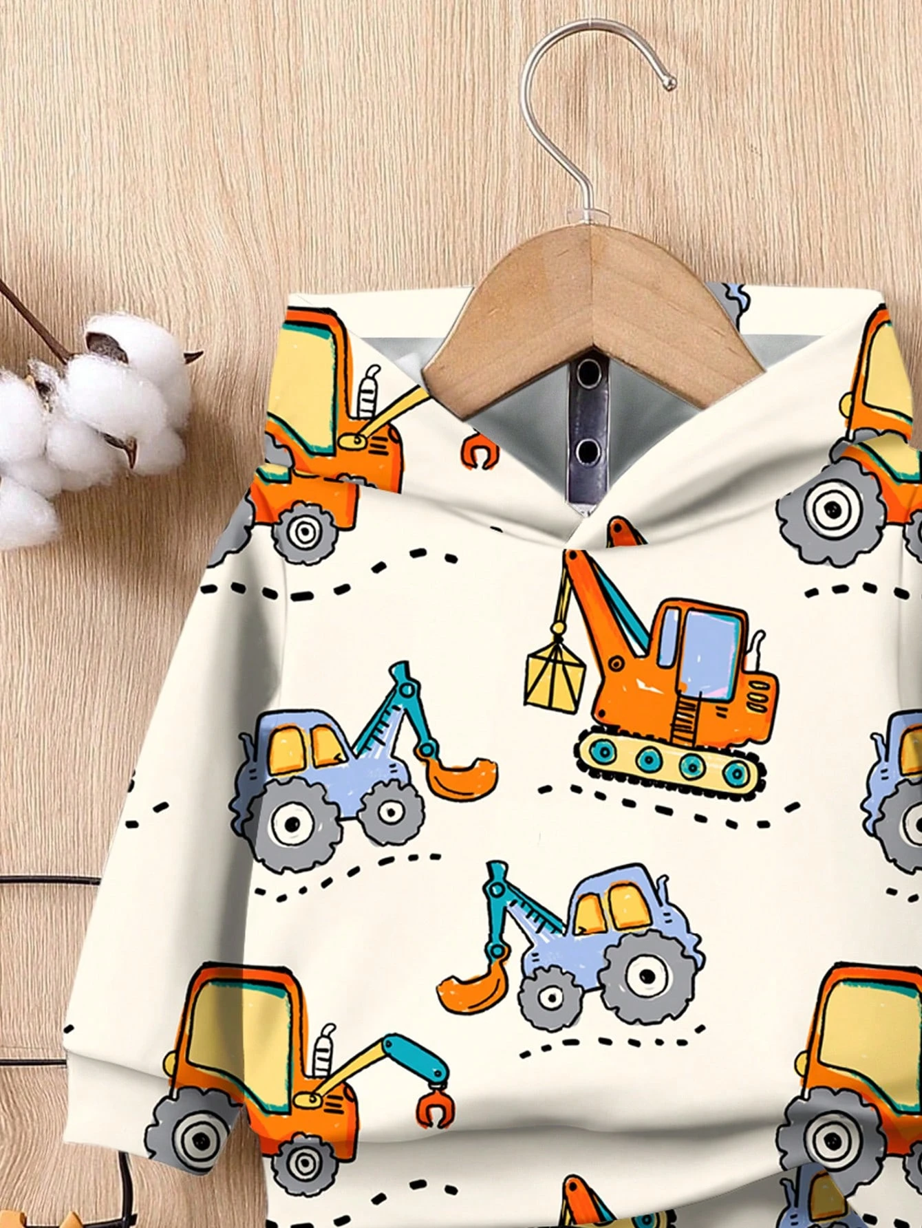 Conjunto multicolor de sudadera con bulldózer y shorts