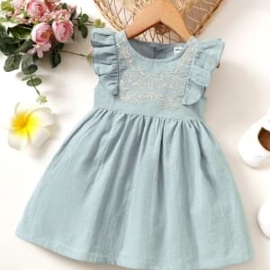Vestido azul con volantes y bordado para bebé niña