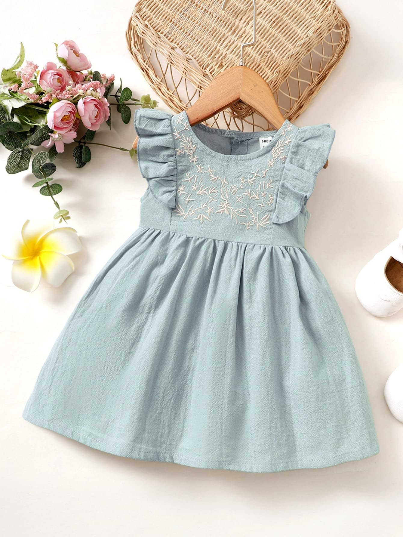 Vestido azul con volantes y bordado para bebé niña