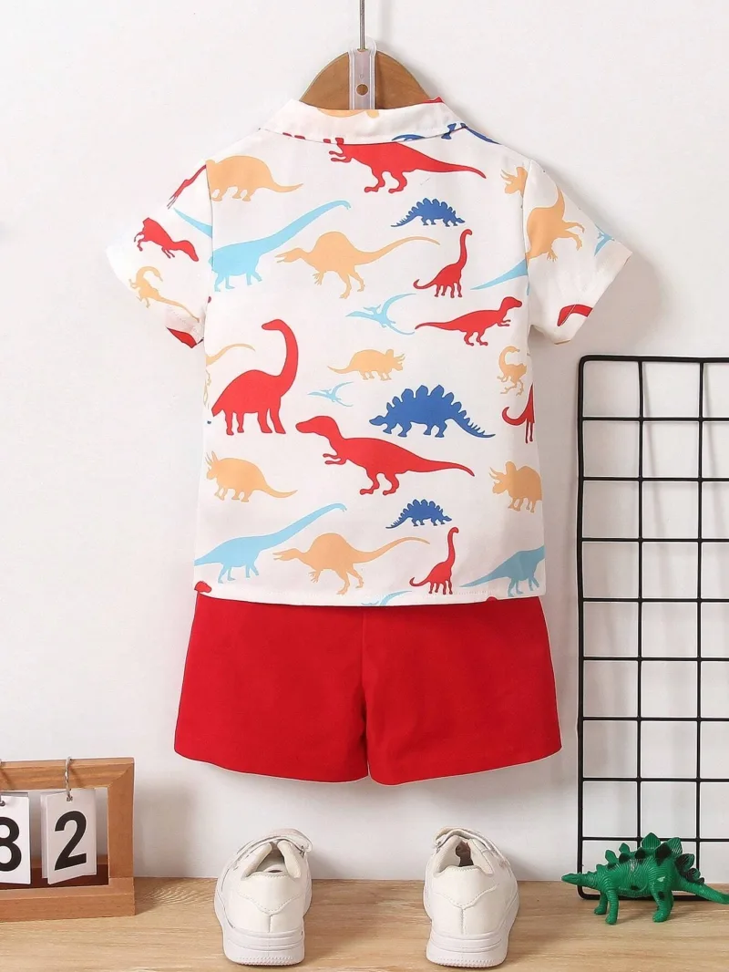 Conjunto rojo para niño con estampado de dinosaurios y shorts