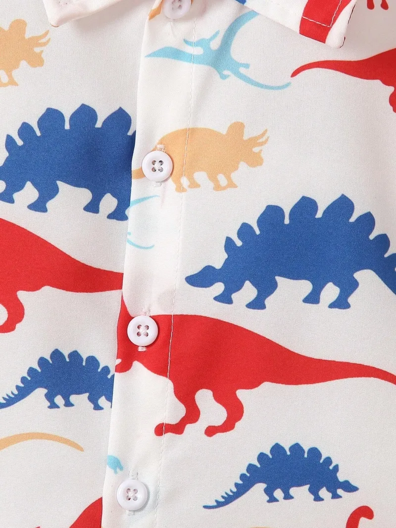 Conjunto rojo para niño con estampado de dinosaurios y shorts