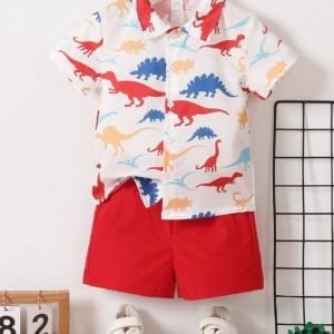 Conjunto rojo para niño con estampado de dinosaurios y shorts
