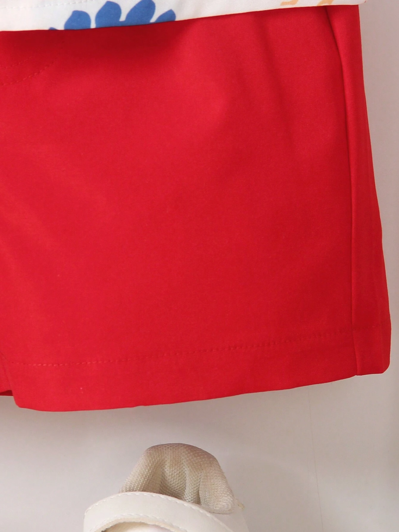 Conjunto rojo para niño con estampado de dinosaurios y shorts