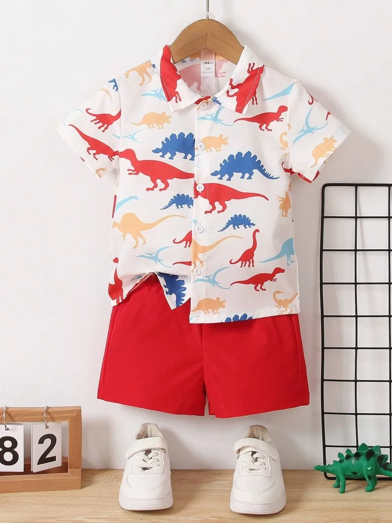 Conjunto rojo para niño con estampado de dinosaurios y shorts