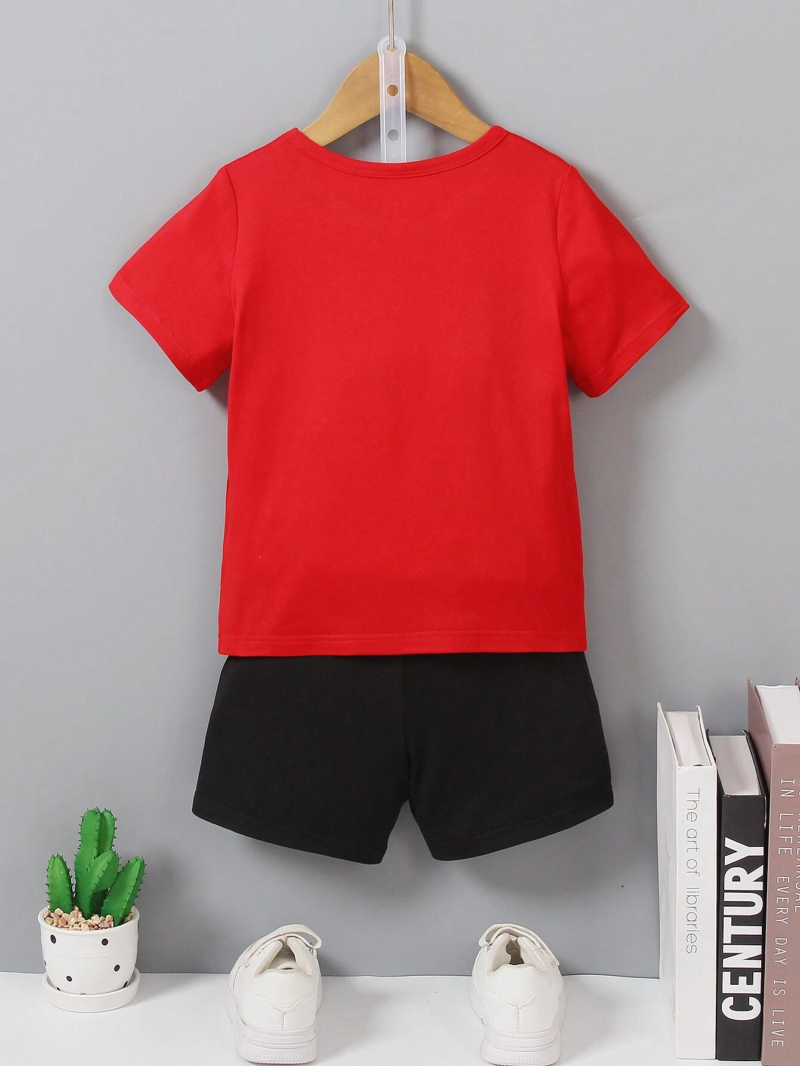 Conjunto rojo con camiseta de manga corta y shorts