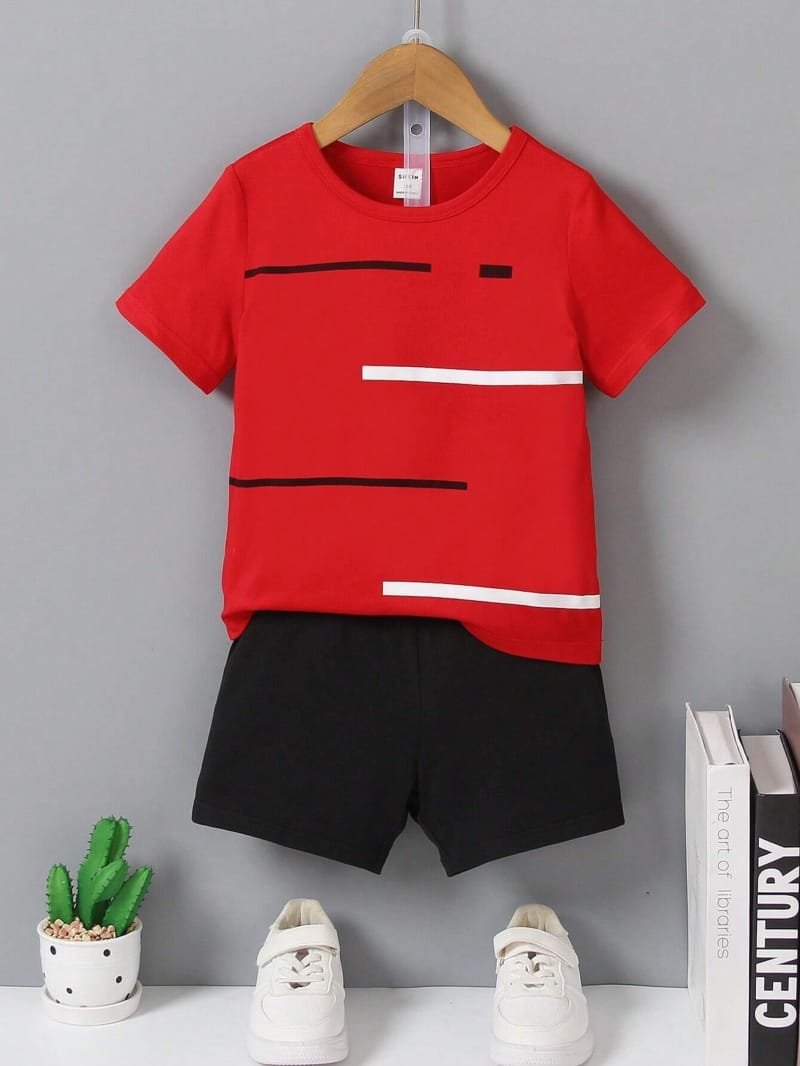 Conjunto rojo con camiseta de manga corta y shorts
