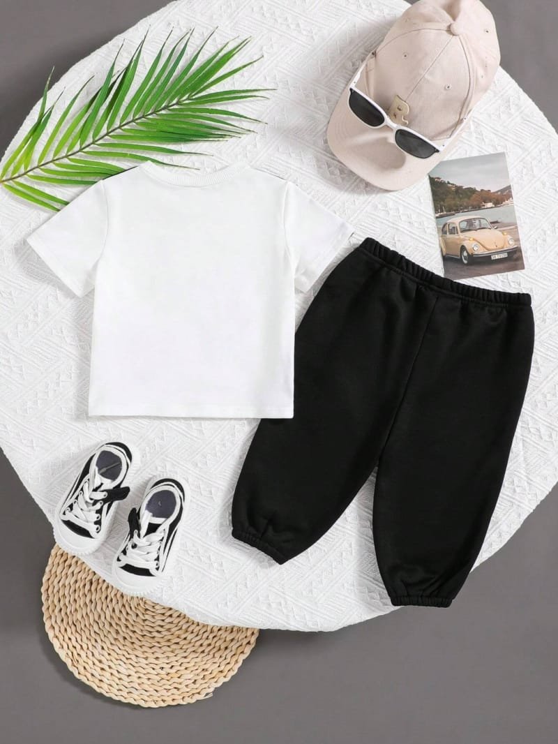 Conjunto blanco y negro con pantalón deportivo para bebé