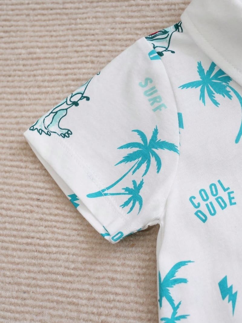 Set azul blanco con dinosaurios para verano