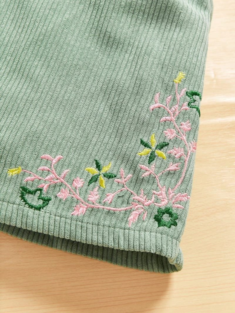 Vestido verde tipo overol con bordado floral bebé