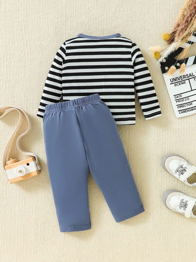 Camiseta rayada con pantalón azul para bebé niño