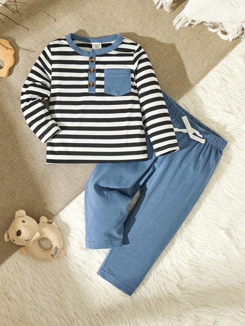 Camiseta rayada con pantalón azul para bebé niño