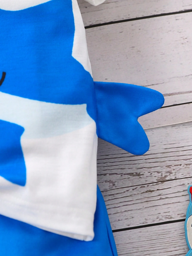 Conjunto blanco y azul con estampado de tiburón para bebé