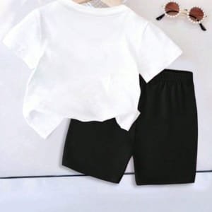 Conjunto blanco con gato y shorts negros con huellas