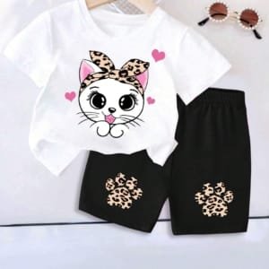 Conjunto blanco con gato y shorts negros con huellas