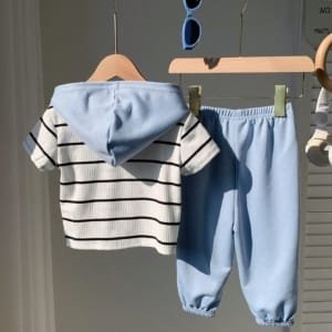 Set azul con capucha rayada y pantalón deportivo