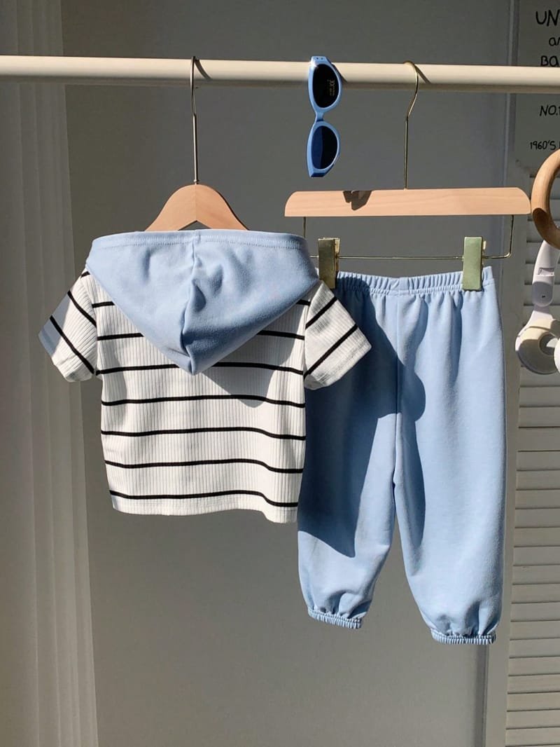 Set azul con capucha rayada y pantalón deportivo