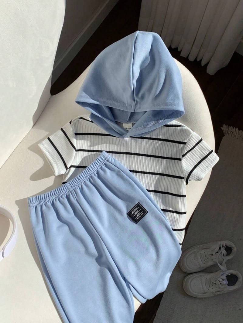 Set azul con capucha rayada y pantalón deportivo