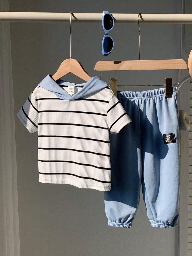 Set azul con capucha rayada y pantalón deportivo
