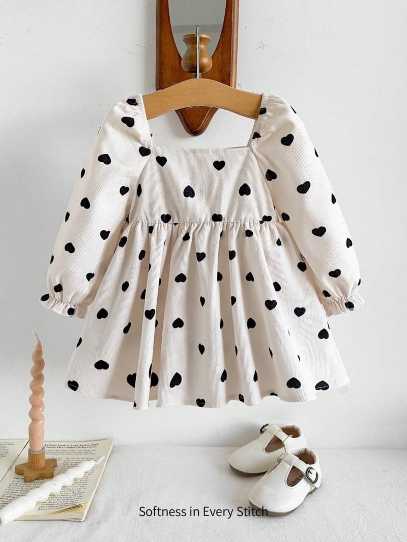 Vestido blanco y negro con moño y corazones