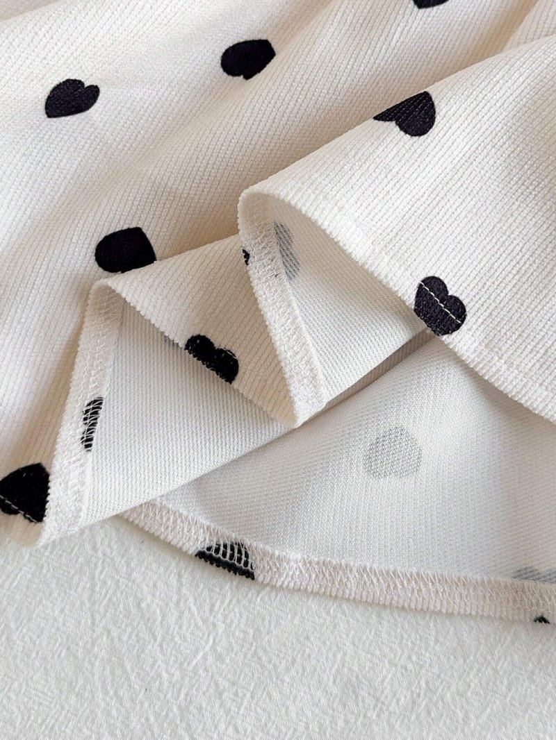Vestido blanco y negro con moño y corazones