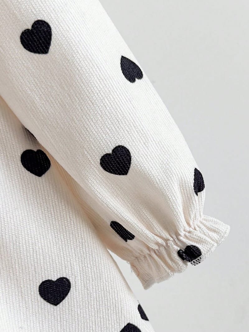 Vestido blanco y negro con moño y corazones