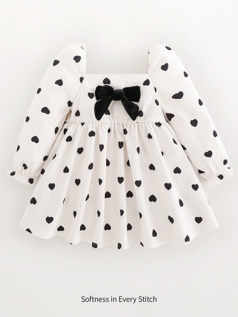 Vestido blanco y negro con moño y corazones