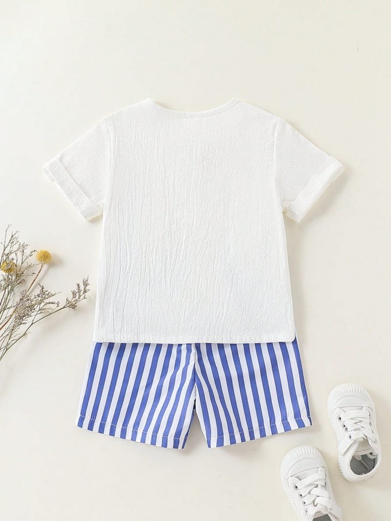 Conjunto blanco con rayas azul