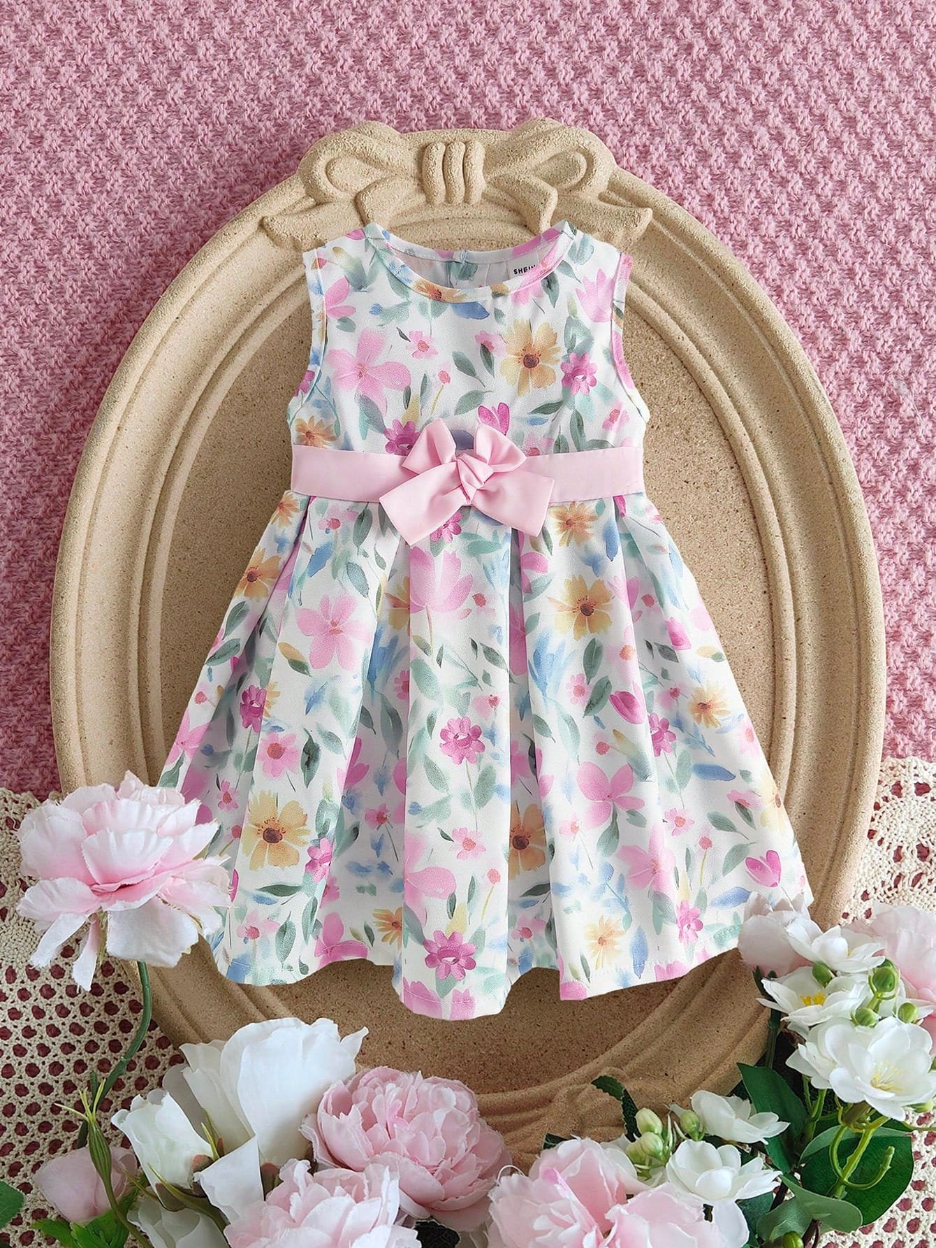 Vestido floral rosa sin mangas con moño para bebé