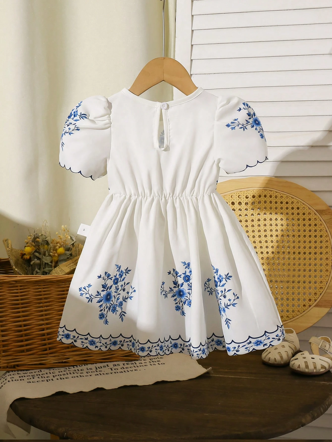 Vestido azul y blanco bordado con mangas abullonadas