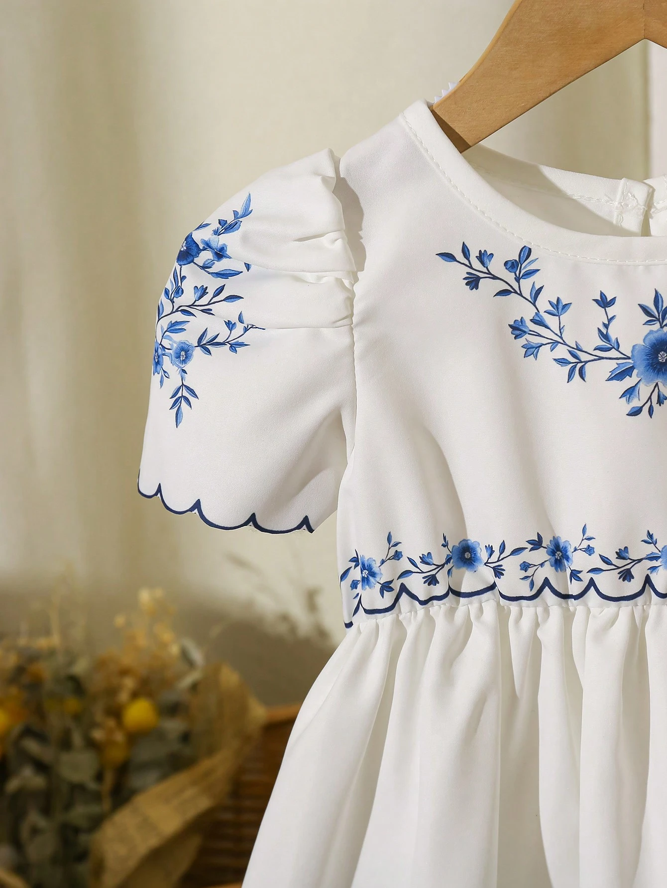 Vestido azul y blanco bordado con mangas abullonadas