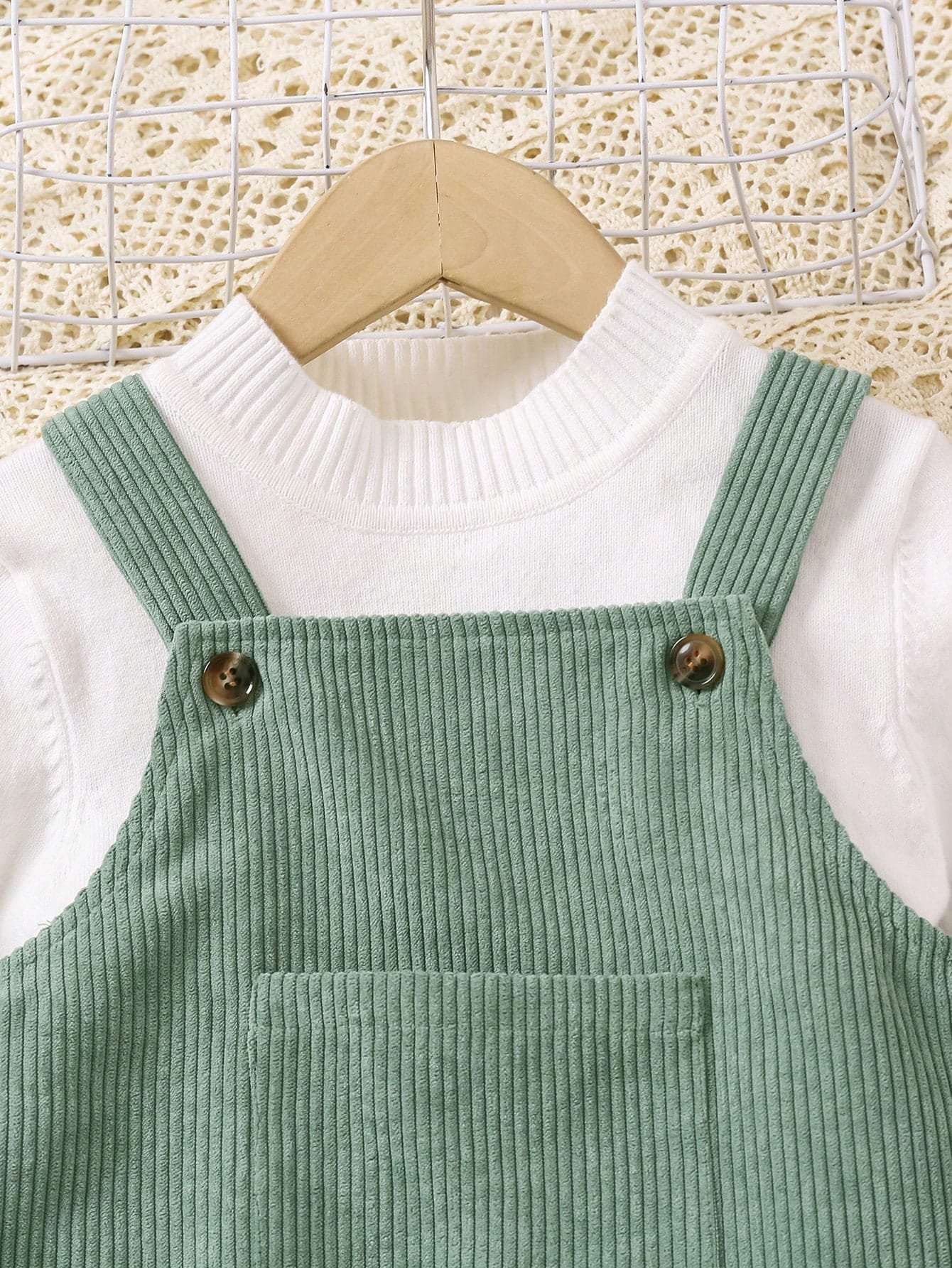 Vestido verde con bordado floral vintage para niñas